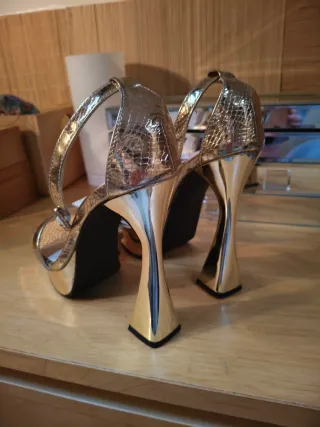 Sandalias doradas de fiesta