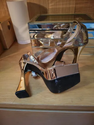 Sandalias doradas de fiesta