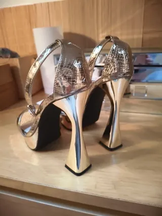 Sandalias doradas de fiesta