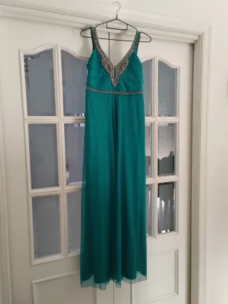 Vestido de fiesta verde con pedrería