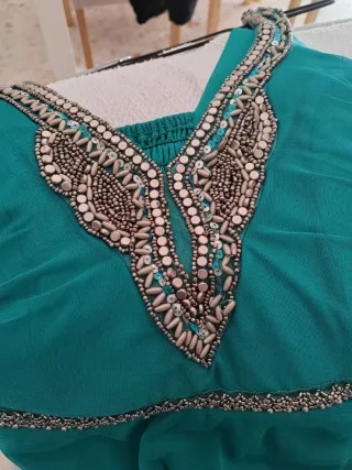 Vestido de fiesta verde con pedrería