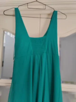 Vestido de fiesta verde con pedrería