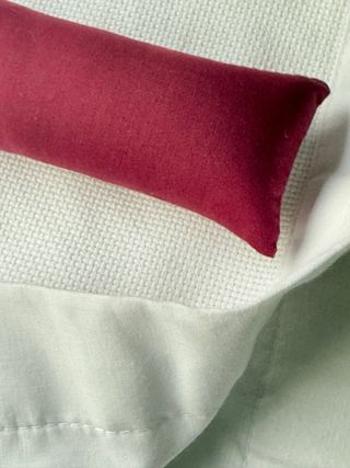 Costal niño blanco y burdeos