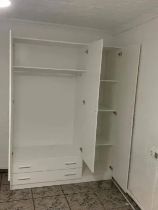 Armario blanco de madera
