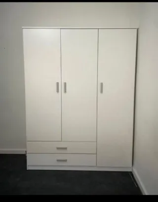 Armario blanco de madera