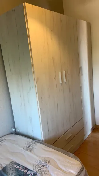 Armario blanco de madera