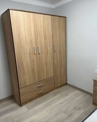 Armario blanco de madera