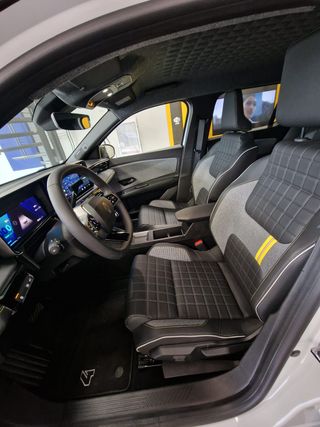 Renault 4 ICONIC E-TECH 2025