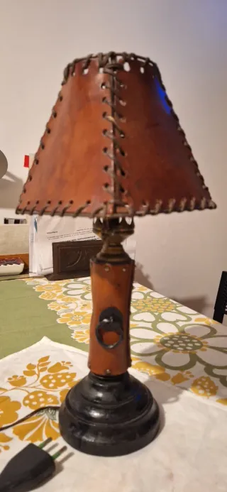 Lampada da tavolo anni '50 in  cuoio ottone