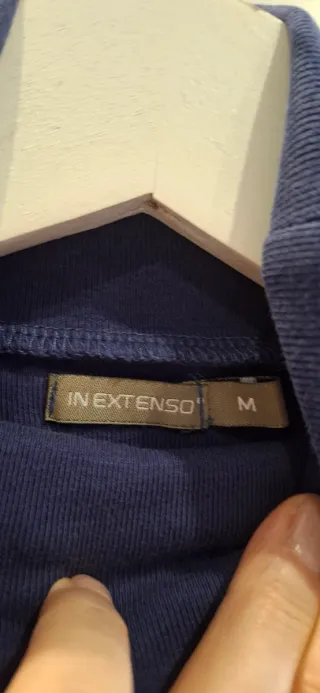 Jersey azul de cuello alto