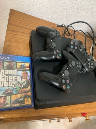 PS4 slim + GTA V con tres mandos