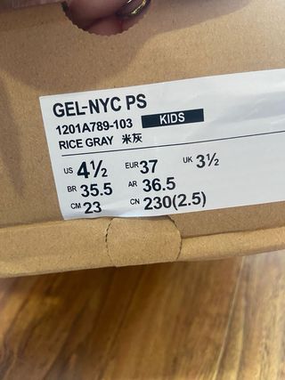 Zapatillas Asics Unisex Beige y Gris