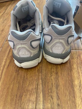 Zapatillas Asics Unisex Beige y Gris