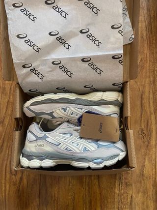 Zapatillas Asics Unisex Beige y Gris