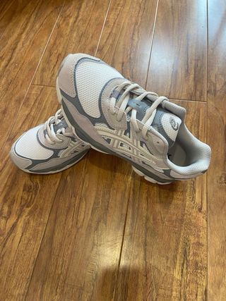 Zapatillas Asics Unisex Beige y Gris