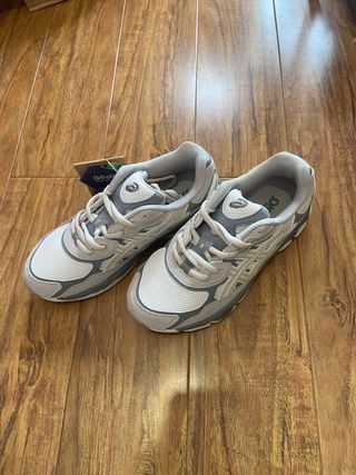 Zapatillas Asics Unisex Beige y Gris