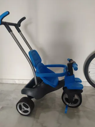 Triciclo infantil azul muy poco uso..