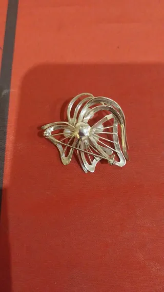 Broche plateado con perlas