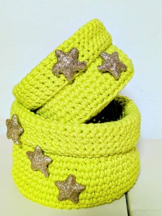 Par cestos crochet decorados con estrellas