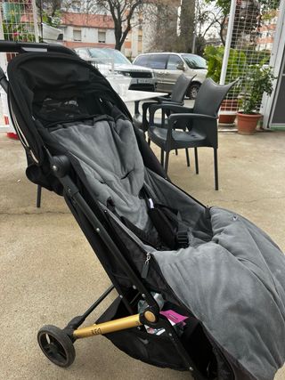 Silla de paseo negra y dorada