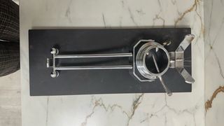 Jamonero de piedra y metal