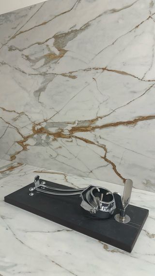 Jamonero de piedra y metal