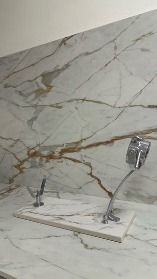 Jamonero de piedra y metal