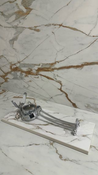 Jamonero de piedra y metal