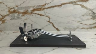 Jamonero de piedra y metal