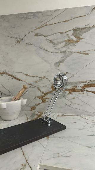 Jamonero de piedra y metal