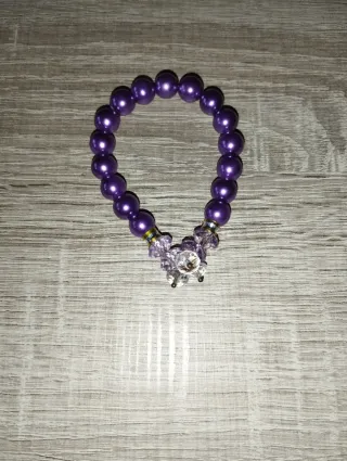 Pulsera de perlas moradas con abalorios