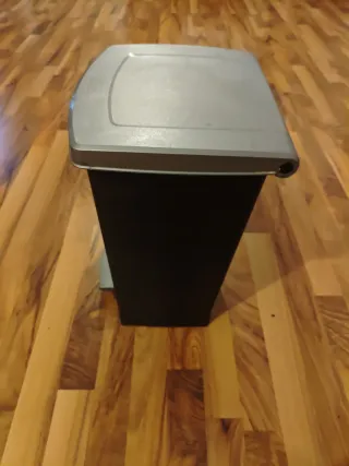 Cubo basura con pedal negro y gris