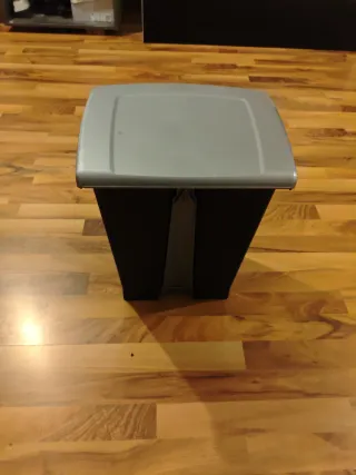 Cubo basura con pedal negro y gris