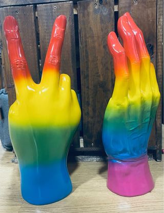 Figuras Mano Arcoíris Resina