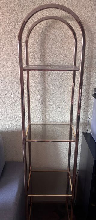 Estantería dorada con cristal