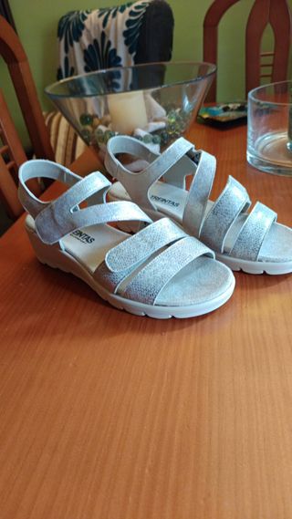 Sandalias NOTTON plateadas verano cómodas