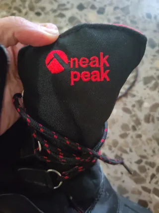 Botas Neak Peak Negras y Rojas