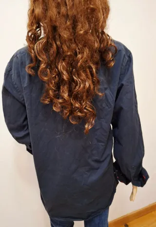 Camisa azul con detalles rojos