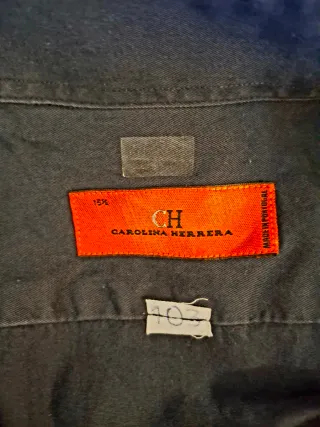 Camisa azul con detalles rojos