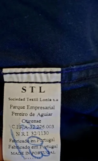 Camisa azul con detalles rojos