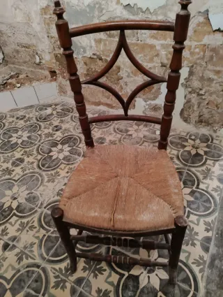 Silla de madera con asiento de mimbre