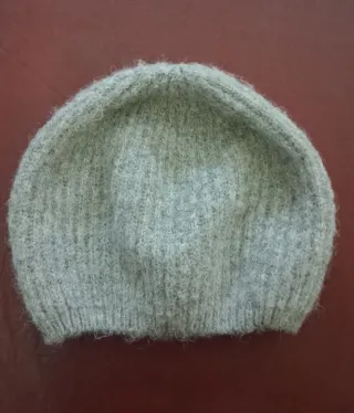 Berretto donna in maglia a coste grigio