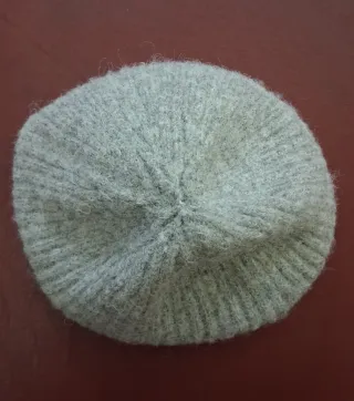 Berretto donna in maglia a coste grigio