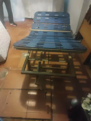 Cama articulada metálica y madera