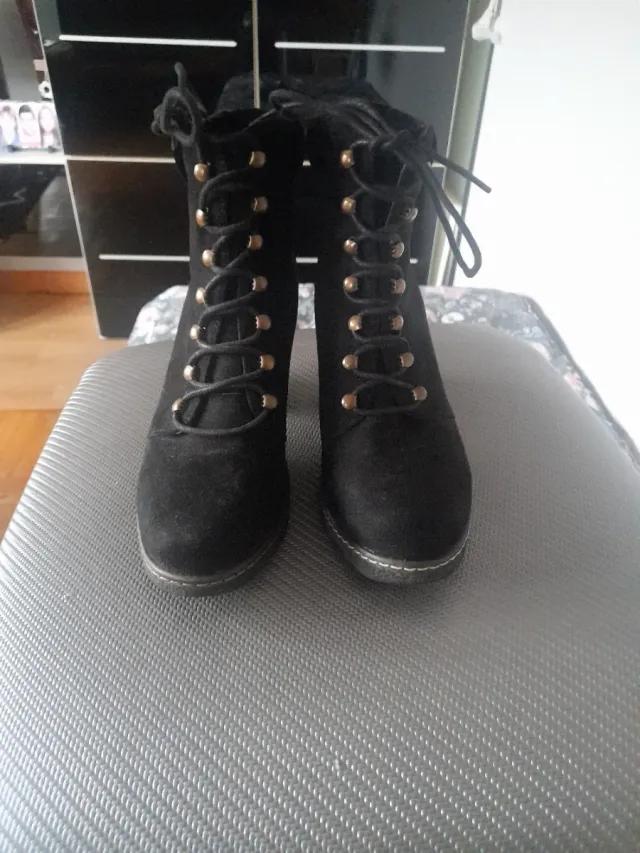 Botines negros con cordones