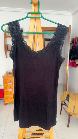 Camiseta tirantes negra con encaje