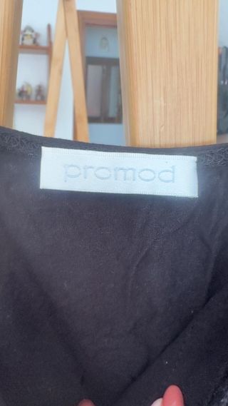 Camiseta tirantes negra con encaje