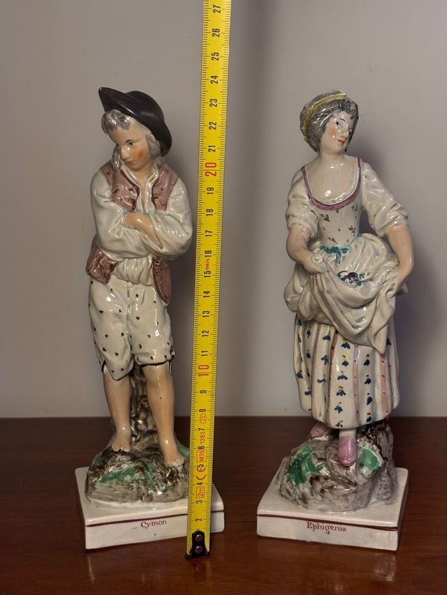 Pareja de Figuras de  Staffordshire. S. XVIII