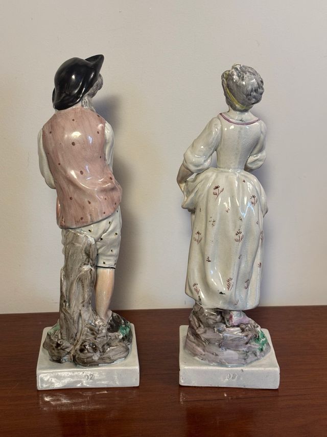 Pareja de Figuras de  Staffordshire. S. XVIII