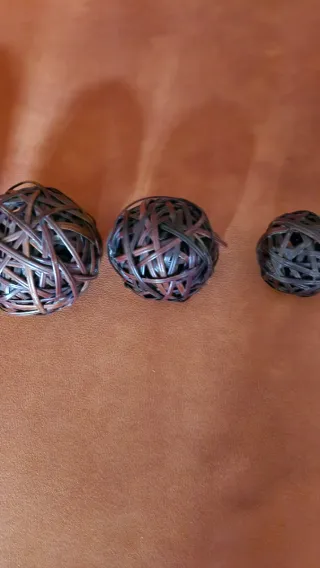 Bolas decorativas de mimbre y madera